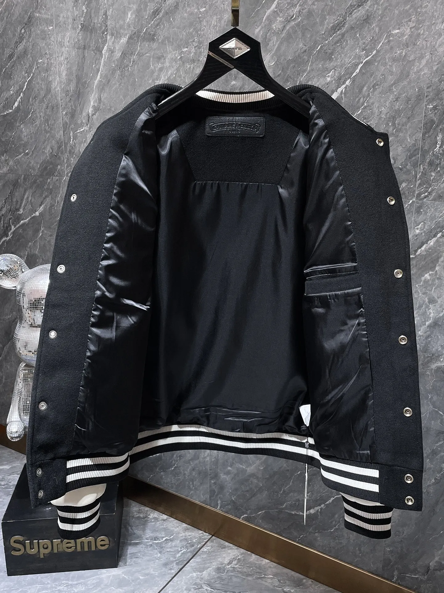 P436 Chrome Hearts 🍁Winter clothing is here🍁 Sanskrit Angry Birds woolen leather sleeves spliced ​​with baseball embroidery cotton jacket, heavy embroidery ➕ both sleeves and the whole leather. Counter synchronization, heavy industry! ! Customized woolen fabric, silk lining, customized hardware, not the ordinary version on the market! ! 🌈Recommended color: black and white color matching🌈Code number: S, M, L, XL